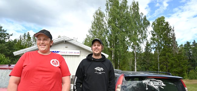 PÅDRIVARAR: Dag Erik Forberg og Morten Febakke i Forening for motorinteresserte i Bø og omegn står i bresjen for drive-in-kino på Grivimoen. 