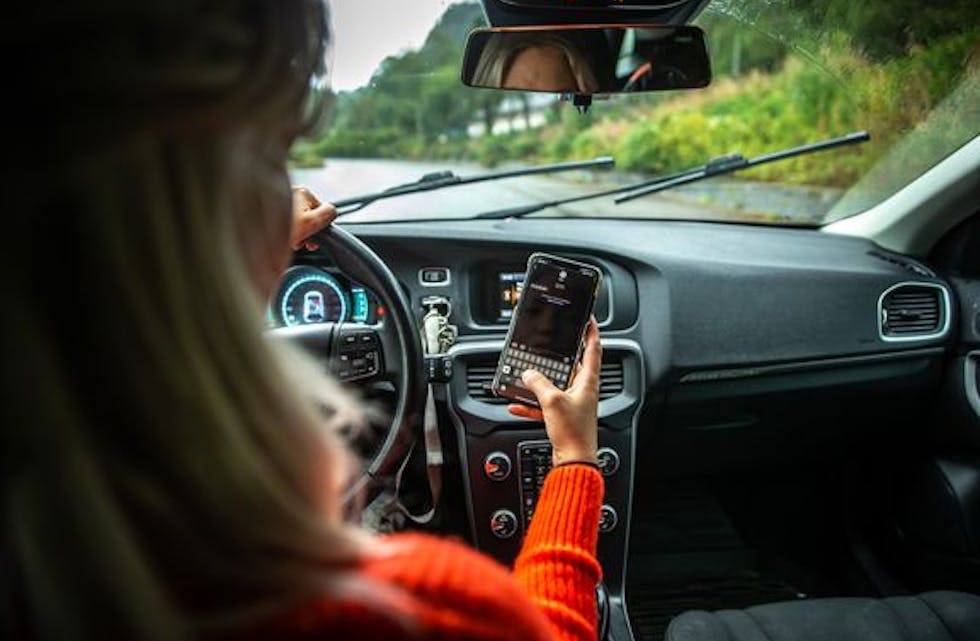 VEIT IKKJE: 70 prosent aner ikkje kva det kostar å bli tatt for å bruke mobilen i bilen.