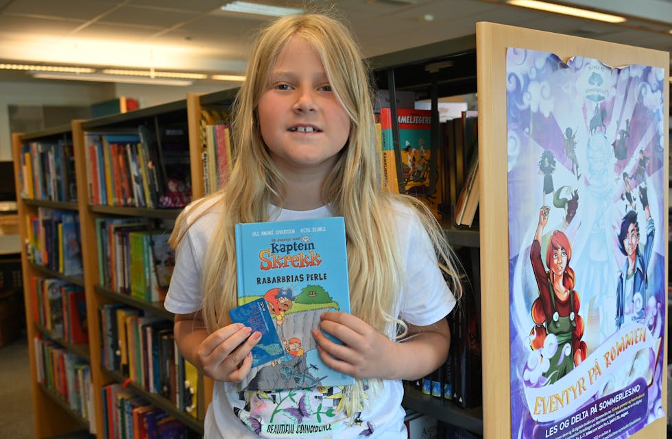 SOMMARLES: Lilli Nymoen Høibø (8) har akkurat fått seg eiga lånekort og er med i årets Sommarles. I videoen fortel ho om favorittbøkene sine. 