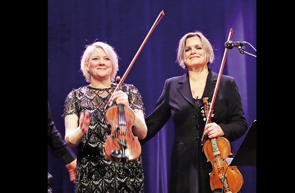 SPELSØSTRE: Catriona Macdonald og Annbjørg Lien møtast i det som blir ein forrykande konsert med felespel frå Noreg og Shetland.