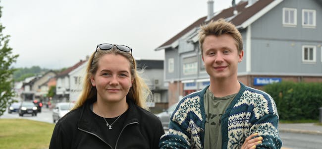 MILD FORM: Thea Karoline Høibø Bergene (20) og Sverre Tveter (20) meiner dei prater ei mild form av bøhering. – Eg blir ofte dialektforvirra, fortel Thea. 