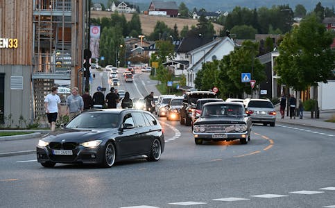 BILAR OG FOLK: Det var tett av bilar og folk i Bø sentrum da bilkolonna kom inn ved 20.30-tida laurdag.