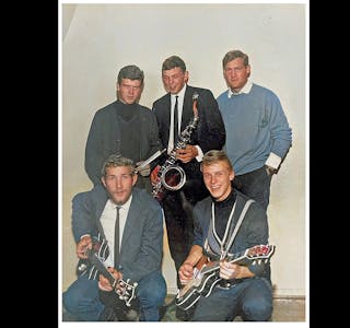 TIDLEGARE BANDMEDLEM: Bildet viser bandet The Tramps Combo i 1963. Terje Dørumsgaard foran til venstre med bassgitaren.