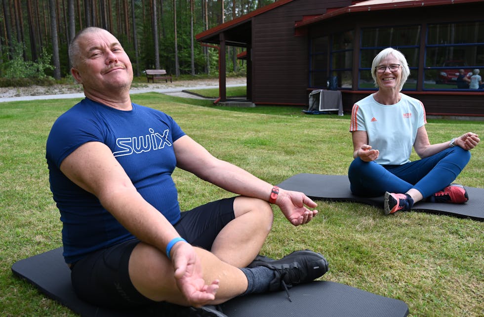 TAKKSAM FOR PUSTEROMMET: -Pusterommet er eit viktig tilbod, seier John Sunde, som her trener medisinsk yoga med instruktør Ingebjørg Kaljord Svalebjørg.
Nordagutu rehabilitering Pusterommet