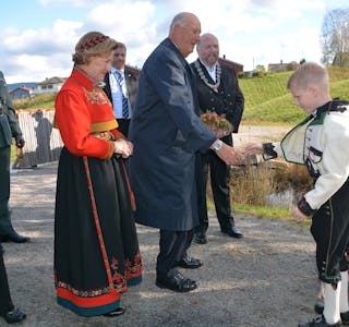 KONGEBESØK: Kongeparet på besøk i Bø. Her helsar kong Harald og dronning Sonja på Nora og Kristian.