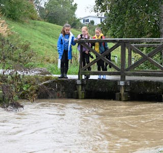 STOR BEKK: I Evjudalen renn det godt med vatn i dag. Jentene Ingrid, Guri og Tonette kikka på dei store vassmassane.
