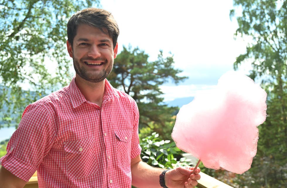 SUKKERSPINNMANNEN: Andrei Musteata kjøper kvart år sukker og konditorfarge på matbutikken for å lage sukkerspinn til folk på Eplefesten. 