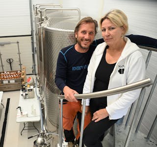 NYTT PRODUKSJONSLOKALE: Trine Flaaten og Ole Christoffer Røste i trappa ned til det nye produksjonslokalet på Nedre Røste gard på Hjuksebø. Gjæringstankane bak er på 5.000 liter kvar.