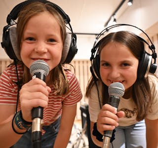 ALBUM: Live Sofie Severinsen (8) (t.v.) og Erda Seidiu (8) er med å syng inn låtar til Midt-Telemark Soul Kids og Soul Childrens album "Velkommen".