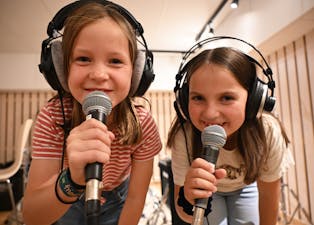 ALBUM: Live Sofie Severinsen (8) (t.v.) og Erda Seidiu (8) er med å syng inn låtar til Midt-Telemark Soul Kids og Soul Childrens album "Velkommen".