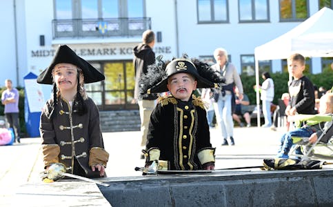 TO FINE RØVARAR: Sjørøvarane Ludvig Berntsen Jonskås og Henriette Skjønberg Ottersen, begge 3 år, på Barnas dag.