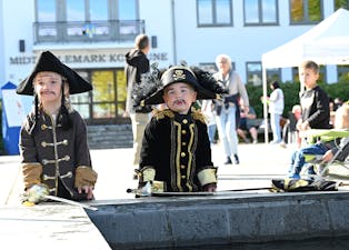 TO FINE RØVARAR: Sjørøvarane Ludvig Berntsen Jonskås og Henriette Skjønberg Ottersen, begge 3 år, på Barnas dag.