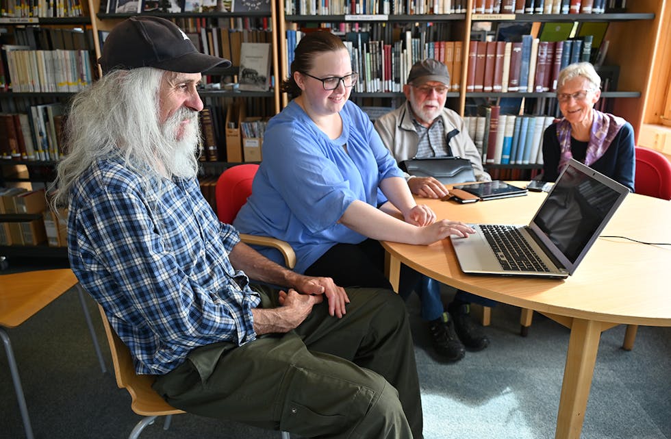 NYTT TILBOD: Midt-Telemark bibliotek har dratt i gang eit nytt tilbod, leia av Katrine Thorstensen. Det er Rudolf Farkas, Arne Halkinrud og Aud Sveen glade for.