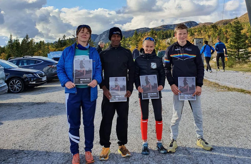 VINNARAR: Her er vinnarane samla. Frå venstre Margit Ims, Matias Sunde, Linea Fjelldalselv og Tobias Harstad Rinde.
Glekse opp