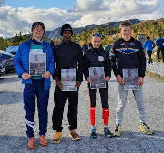 VINNARAR: Her er vinnarane samla. Frå venstre Margit Ims, Matias Sunde, Linea Fjelldalselv og Tobias Harstad Rinde.
Glekse opp