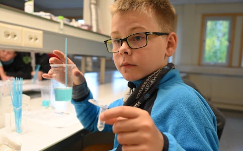 FANN DNA: Leo Stangeland Jørgensen viser fram hylsa med DNA i.
Forskingsdag USN Bø