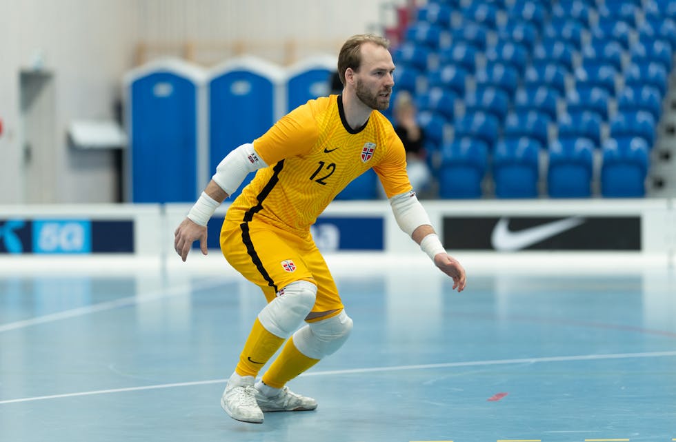 PÅ LANDSLAGET: Målvakt Andreas Ajer i aksjon under kvalifiseringskampar fram mot VM i Trondheim i april. 
