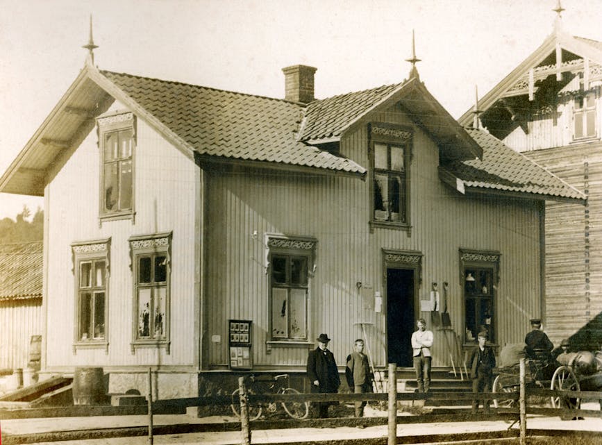 DET GULE HUS: Biletet viser Ytterbø fotografert av Carl Lind, Horten, rundt 1910. Som ein kan sjå, var inngangsdøra den gong mot gata. Dessverre veit me ikkje kven personane på biletet er.