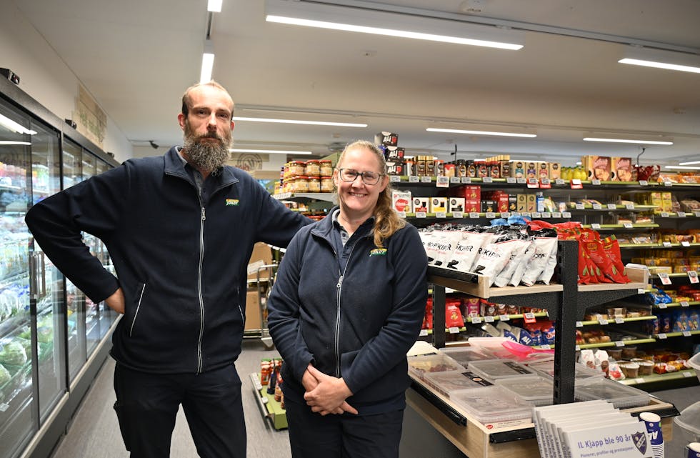 STÅR SAMAN: Ekteparet Vincent´t Hart og Tanja Sluijsmans står på, trass tøffe tider for lokalbutikken. 
Joker Nordagutu