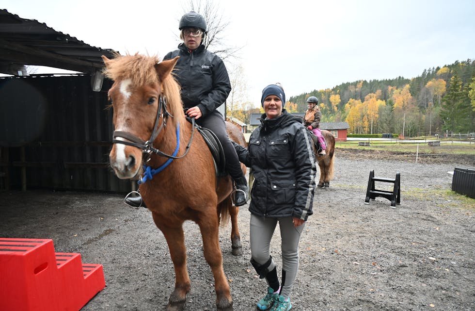 GODT FOR KROPP OG SJEL: Guro Ørvella Steinhaug har  nedsett funksjonsemne, og anbefaler det nye ridetilbodet hjå Ragnhild i Bø og Lifjell Turriding på det varmaste.