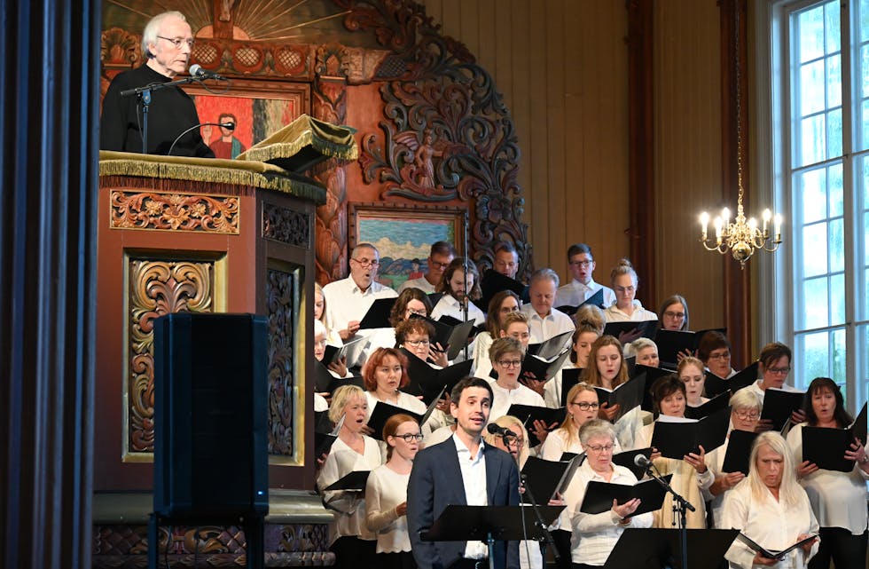 STREMNINGFULLT: Tekstlesar, kor og solistar skapte god samklang og flott stemning i kyrkja.
