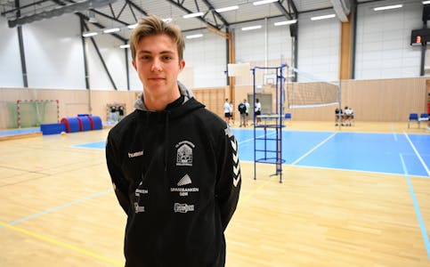 PÅ HEIMEBANE: Fredrik G. Vreim Robertson synest volleyball er topp. Nå er han ein del av laget til Skarphedin Volleyball.