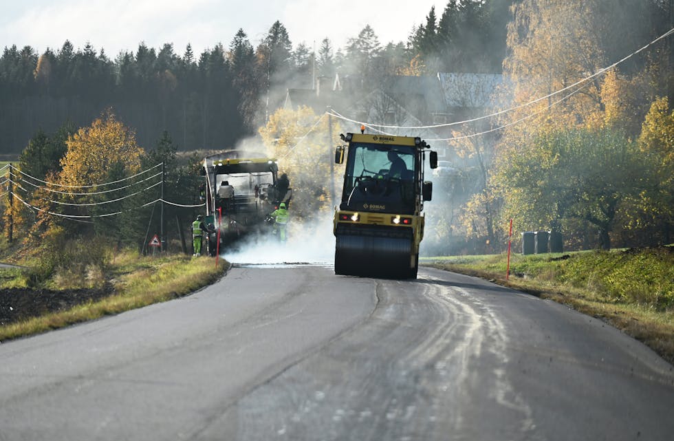 ASFALTARBEID. Langs Vreimsida i Øvre Bø har det skjedd mykje asfaltarbeid den siste tida. Biletet er teke ein ettermiddag tidleg i november.