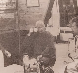 MÅLEKLUBB: Alma Bø, Gerd Fjellheim og Bjørn Wiik jr. ved kaffibordet.