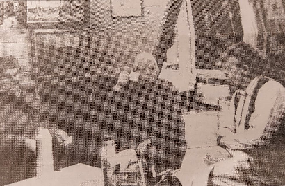 MÅLEKLUBB: Alma Bø, Gerd Fjellheim og Bjørn Wiik jr. ved kaffibordet.