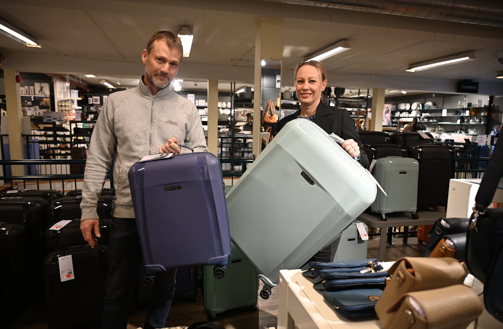 DESSE SEL BRA: Hans Eirik Kaasa og Monika Slåtta seier salet av koffertar er det som har auka mest i butikken det siste året. 
Bø steintøy og parfymeri