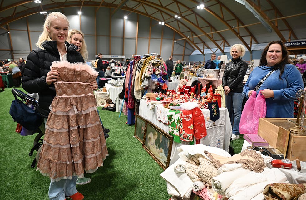 FANN SKATTAR: Ingrid Sofie og mamma Laila Jørgedal fann begge noko dei hadde lyst på i Telemarkshallen søndag. Seljarane Anki Dahle og Line Andersen frå Fredrikstad hadde ballkjolen.