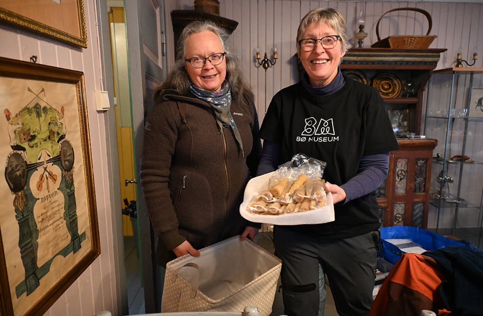 GIR LYS: Marianne Løvlund har laga bivokslys til Bø museum si julemesse.