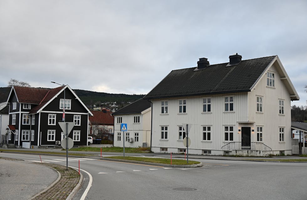DEBATT OM RIVING: Bøgata 83 (t.h.) er ein del av den opprinnelege Bøgata. Huset er verna.