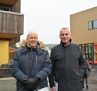 STOLTE: Johannes Forberg og Hans Olav Bakås synest det er moro å sjå Høgvolkvartalet ferdigstilt. 
Høgvoll Bø