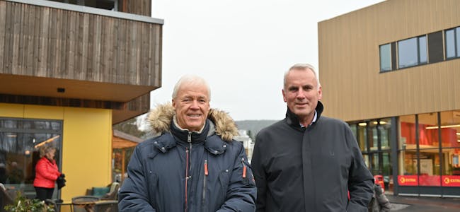 STOLTE: Johannes Forberg og Hans Olav Bakås synest det er moro å sjå Høgvolkvartalet ferdigstilt. 
Høgvoll Bø