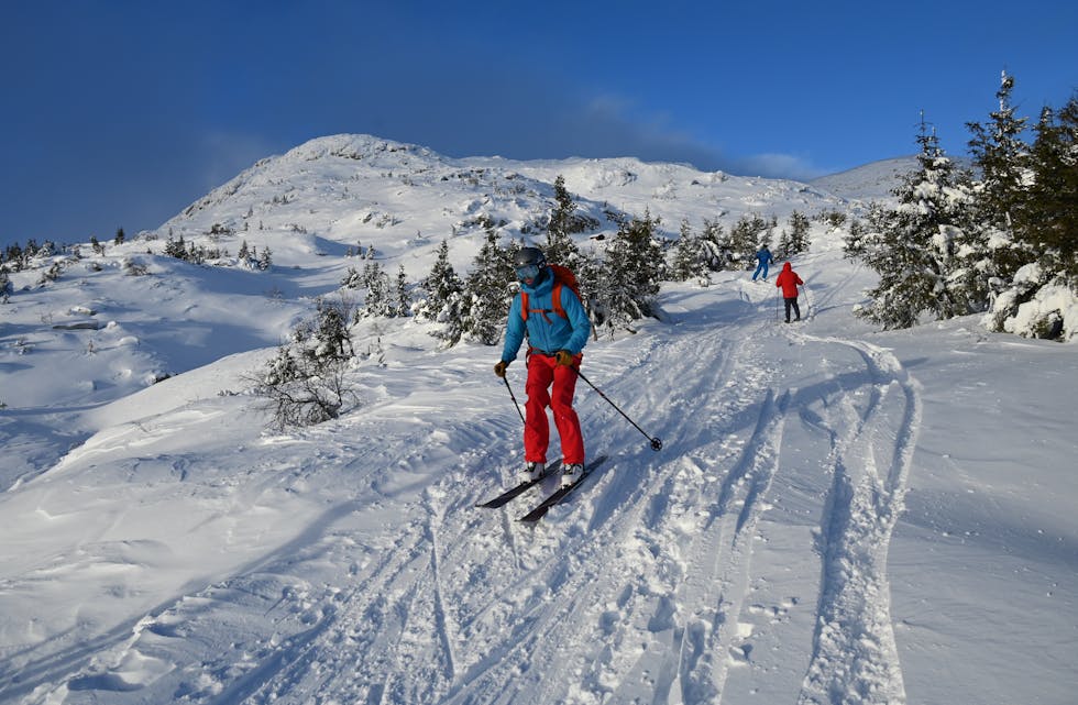 FIN SKIDAG: Her er skiløparar på veg både opp og ned frå Gleksebakkane.