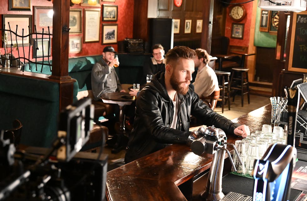EINSAM: Denne scena er eit godt døme på temaet i musikkvideoen. Her er Thomas einsam ved baren, dei andre sit saman. 