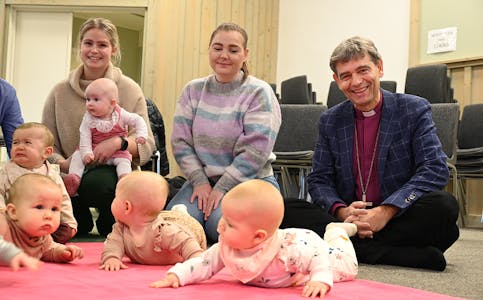 BABYSONG: Biskop Stein Reinertsen har hatt eit tett og variert program under visitasen i Midt-Telemark. Torsdag deltok han på babysong på Bø bedehus med mødre og barn. F.v. Ida Hellekås og Cecilie Støa.