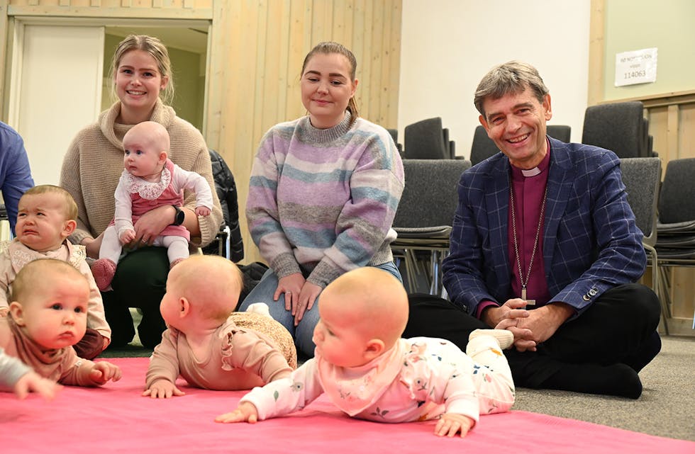 BABYSONG: Biskop Stein Reinertsen har hatt eit tett og variert program under visitasen i Midt-Telemark. Torsdag deltok han på babysong på Bø bedehus med mødre og barn. F.v. Ida Hellekås og Cecilie Støa.
