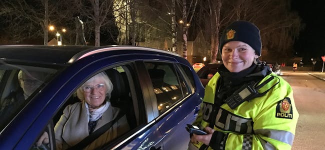BLEI SJEKKA: Karin Landsverk var ein av dei som blei sjekka i promillekontroll av politibetent Anne Katrine Straume frå UP.  