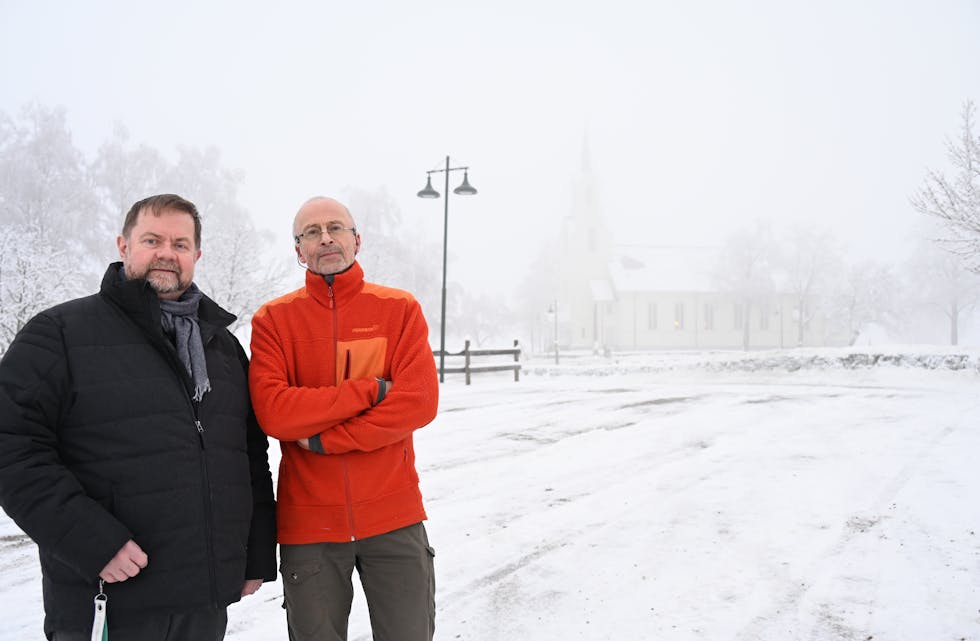 HER BLIR DET FULLT: Alf Rose Sørgaarden og Per Johan Nordviks håper føok følgjer oppmodinga, slik at det ikkje blir trafikkaos på parkeringsplassen ved kyrkja på juleftan. 
Bø kyrkje