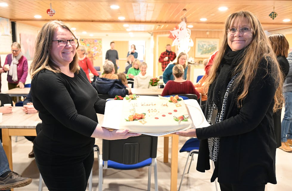 FEIRA MED KAKE: Avdelingsleiar læringssenteret SKI, Arnhild Gjessing, og einingsleiar SKI, Tone Sissel Kise, delte kake med tilsette og  gode samarbeidspartnarar.
SKI flyktningar