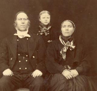 KRAFTKAR: Halvor var gift to gonger. Her ser vi Halvor med kone nr. 2 Anne J. Grivi og dottera Bergit (Bella).