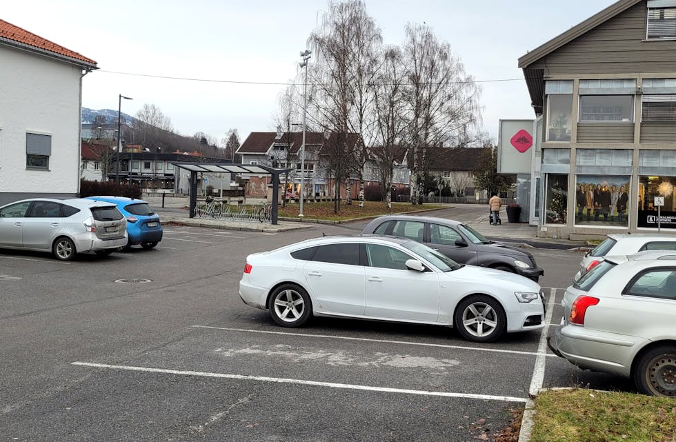 PARKERING I SENTRUM: Kommunen skal lage ny plan for parkering i Bø sentrum. Slik såg det ut mellom kommunehuset og Sparebanken Din ein torsdag føremiddag. 