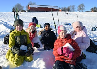 SKIDAG PÅ SISJORD: Denne gjengen frå klasse 3B ved Bø skule kosa seg i snøen. F.v. Leander, Elinor, Cristan, Mari og Stina.