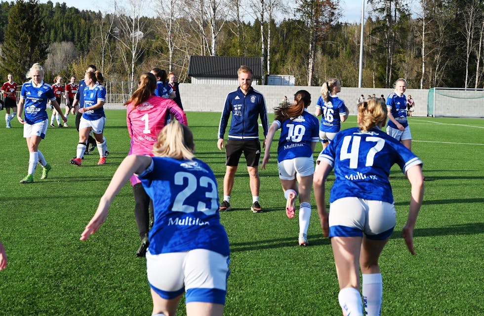 KLAR FOR NY SESONG: Trenar Øystein Sele og damelaget i fotball er i gang med oppkøyringa til ny sesong.