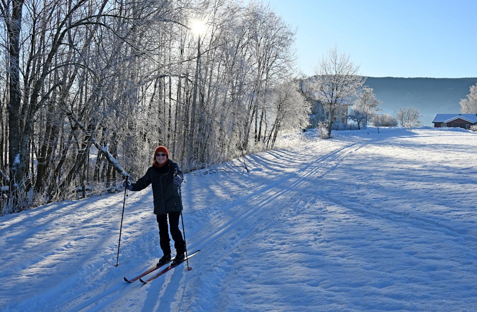 TUR I KULTURLANDSKAPET: Torill Halsnes er på skitur i sitt eige nabolag. Her er ho like ved gamleskulen på Gunheim, Gvarv.