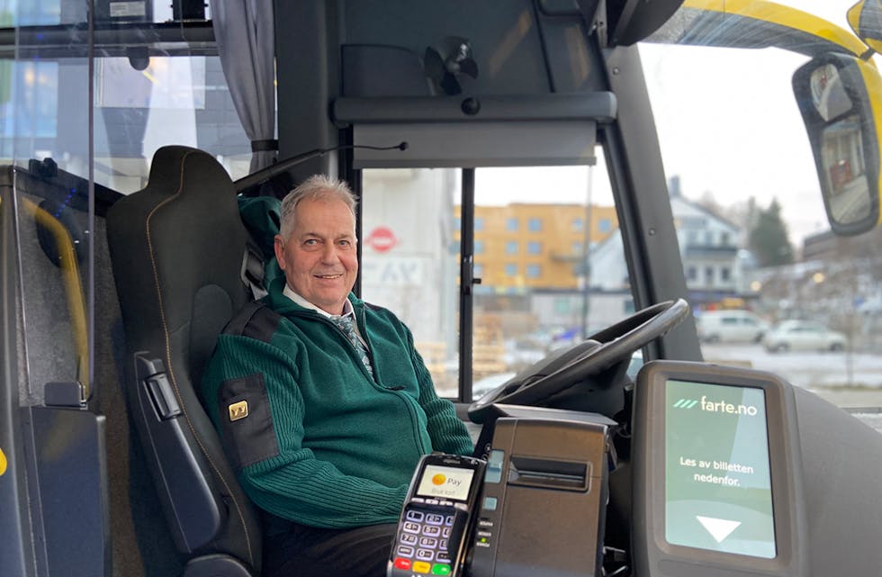 BUSSJÅFØR: Rolf Engesveen er ein av sjåførane i dei gule Farte-bussane som nå køyrer bussruta mellom Seljord og Skien.