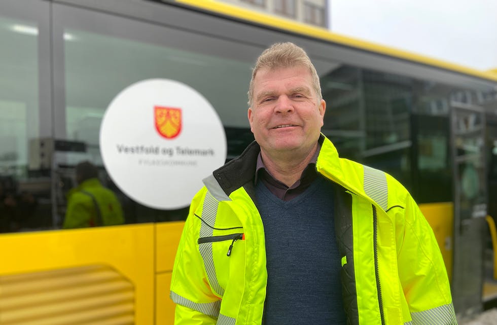 TID FOR ENDRING: Rådgjevar Trond Haugen i fylkeskommunen meiner det er tid for å vurdere namna på ein del busshaldeplassar. Nå vil han ha folk langs bussruta til å kome med forslag. 