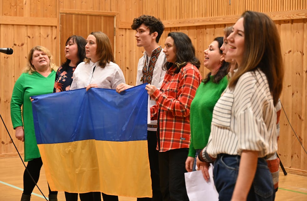 HYLLEST TIL HEIMLANDET: Desse ukrainarane rulla ut flagget mens dei song for ein fullsett sal.